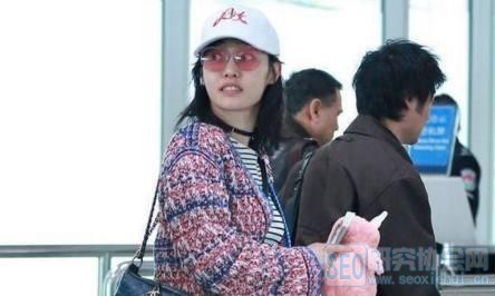 白百何现身机场一顶帽子再成热点,网友:实在是太有“勇气”了